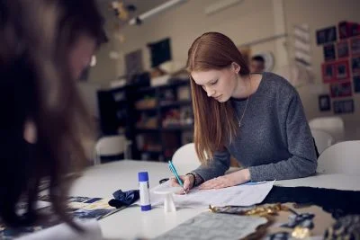 Elev sitter och målar