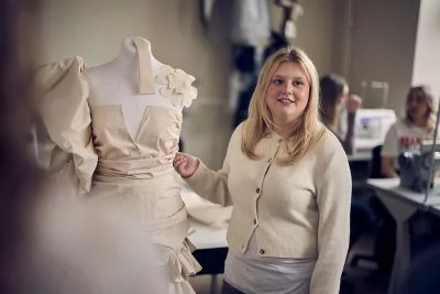 Elev med en egensydd klänning