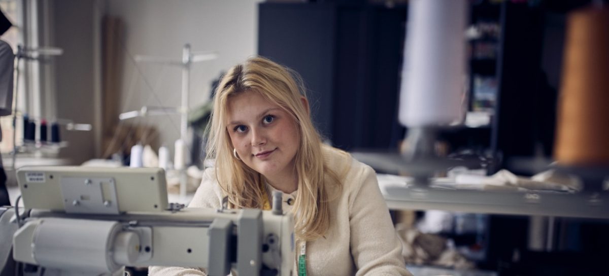 Elev med en symaskin