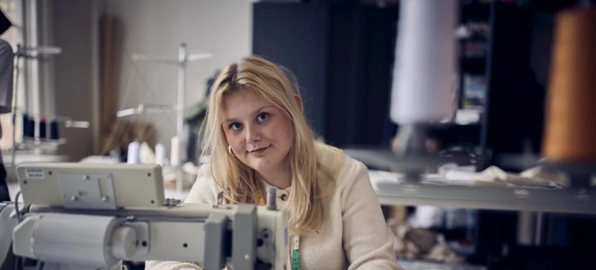 Elev med en symaskin