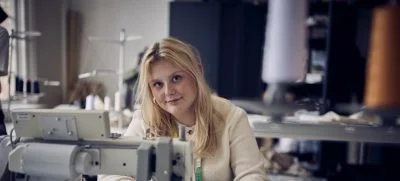 Elev med en symaskin