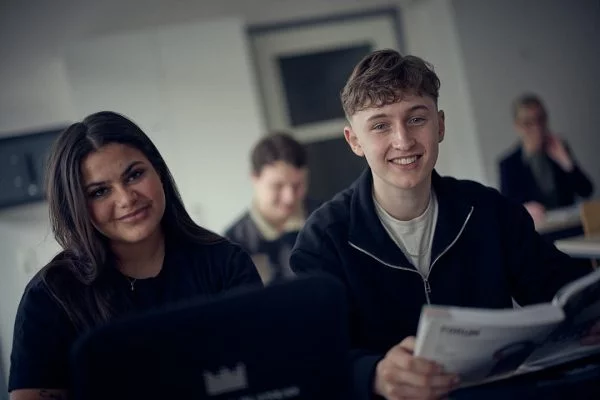 Två elever i ett klassrum