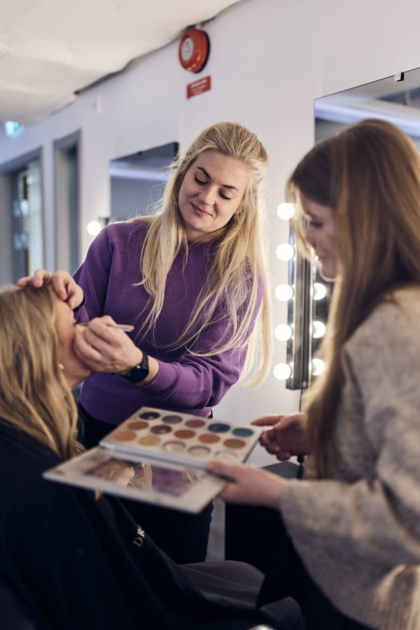 Elever sminkar en tjej