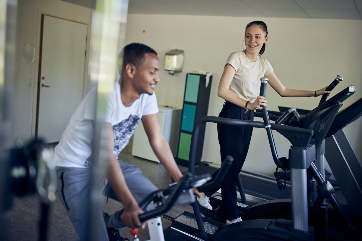 Elever tränar på gymmet