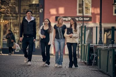Elever på en promenad på ett torg