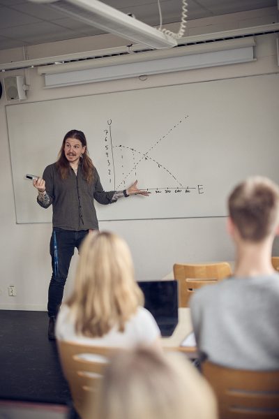 Lärare under en lektion i ett klassrum