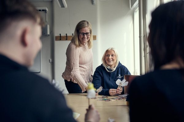 Lärare och elev i ett klassrum