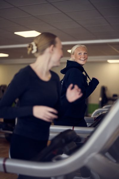 Elever springer på löpband i ett gym