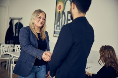 Elever tränar tillsammans på management.