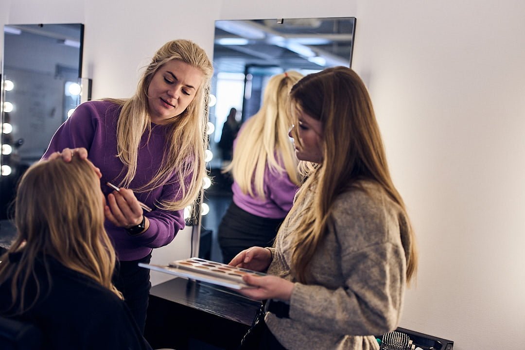 Elever sminkar en kund