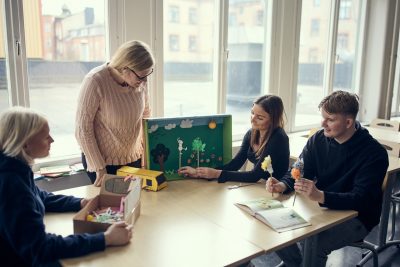 Lärare och elever i ett klassrum