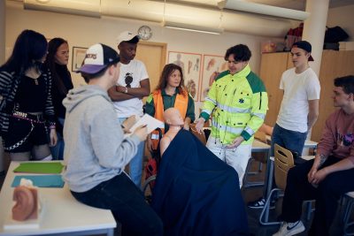 Elever tränar på räddningsmedicin