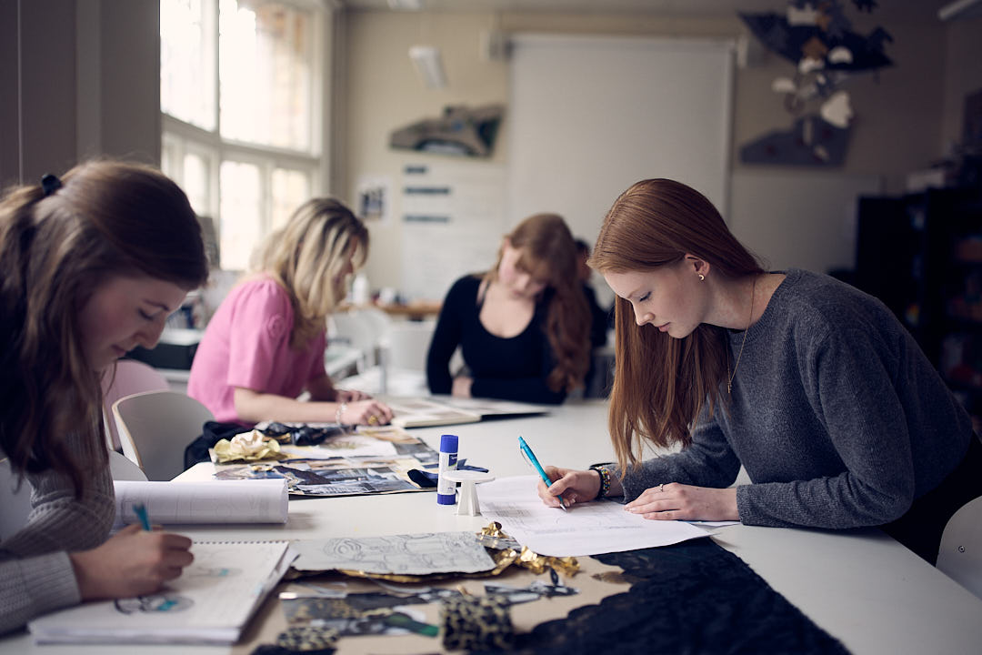 Flera elever sitter och skissar