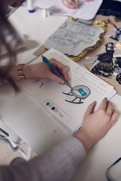 Elev tecknar en möbel