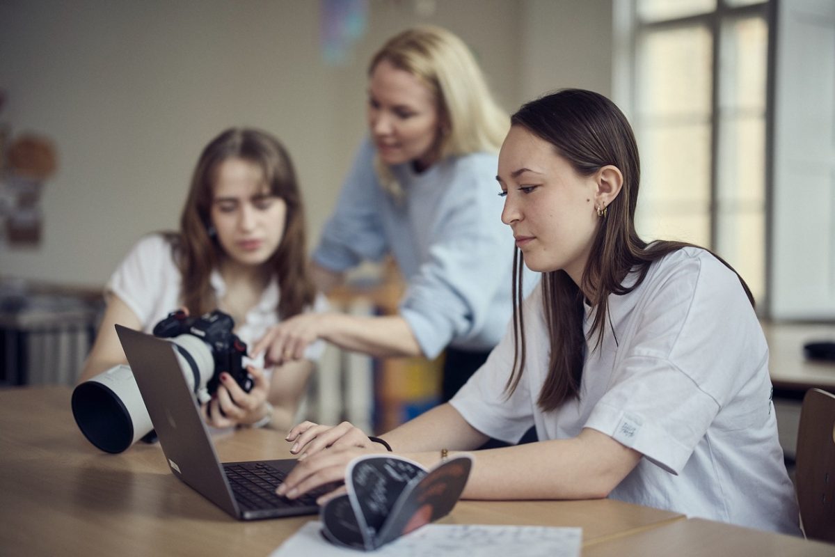 Elever och lärare fotar