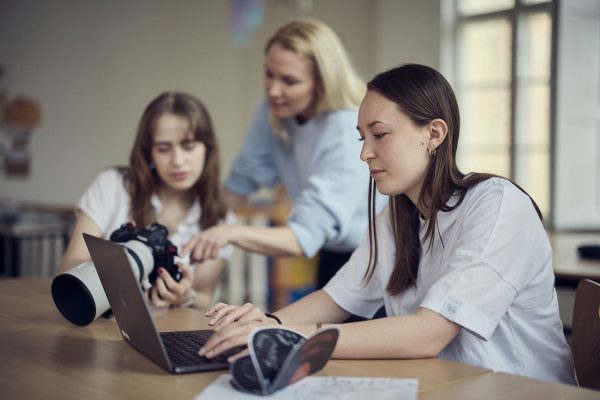 Elever och lärare fotar