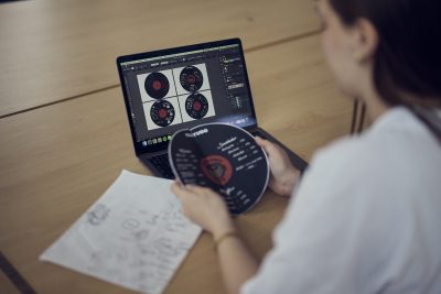 Närbild av dator och ett utkast av en meny