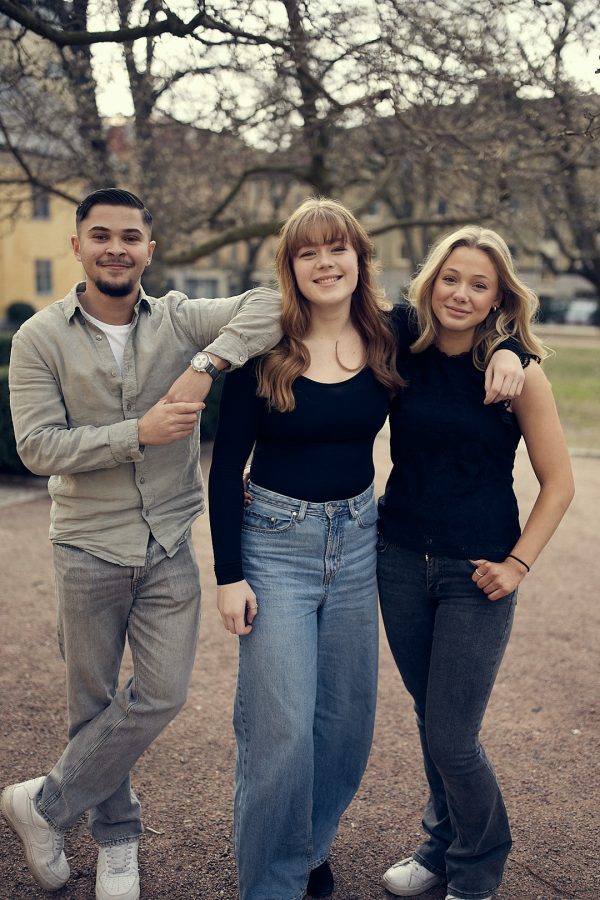 Tre elever på en skolgård