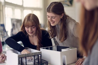 Elever bygger ett modellhus