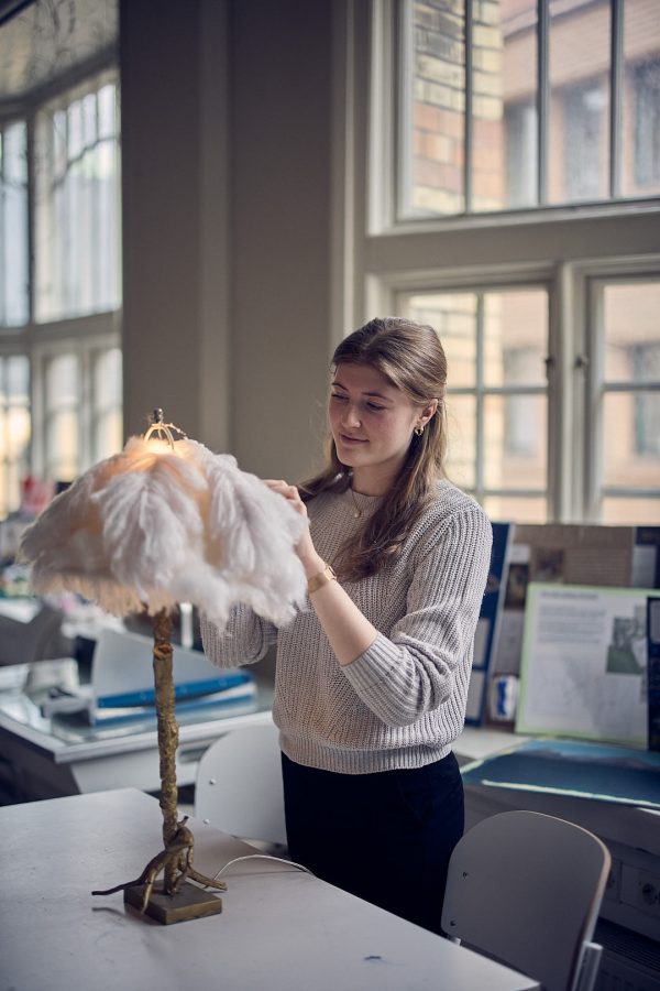 Elev skapar en lampa