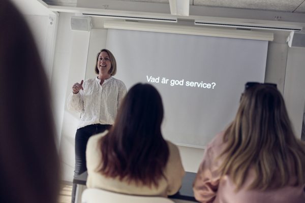 Lärare håller en lektion inför en klass