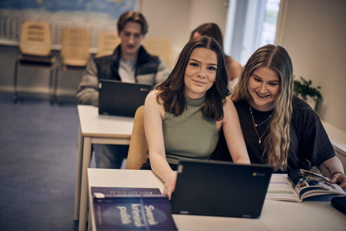 Elever arbetar tillsammans framför en dator