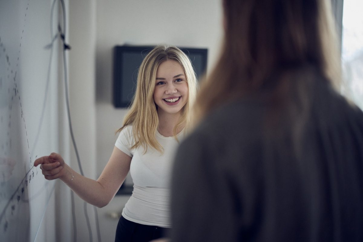 Elev presenterar sin uppgift framme vid tavlan?