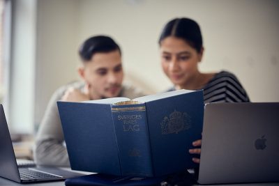 Elever läser en lagbok