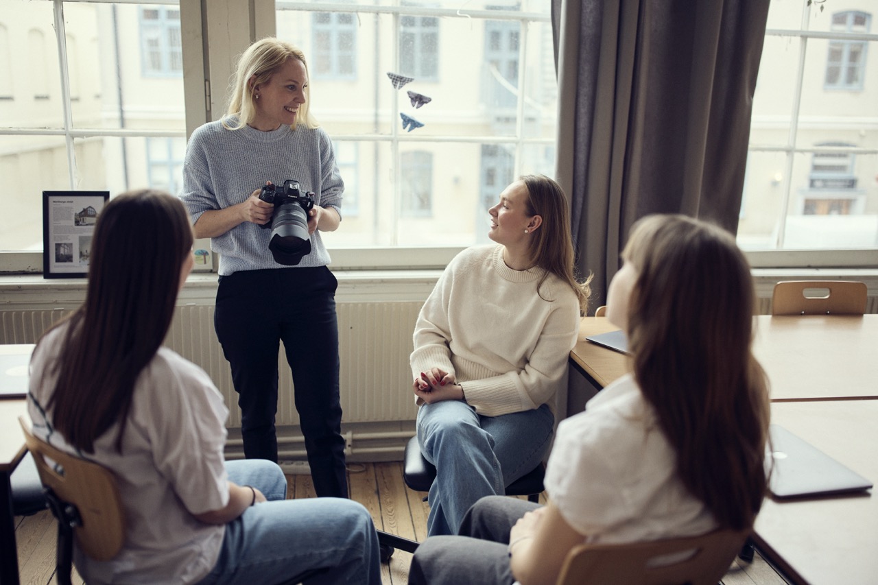 Lärare och elever i ett samtal om foto