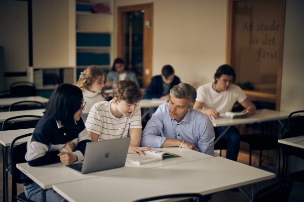 Lärare hjälper sina elever på lektionen
