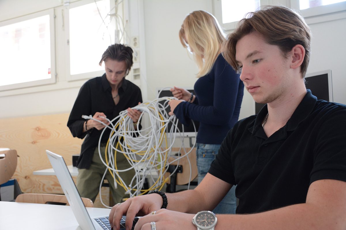 Tre elever på lektion