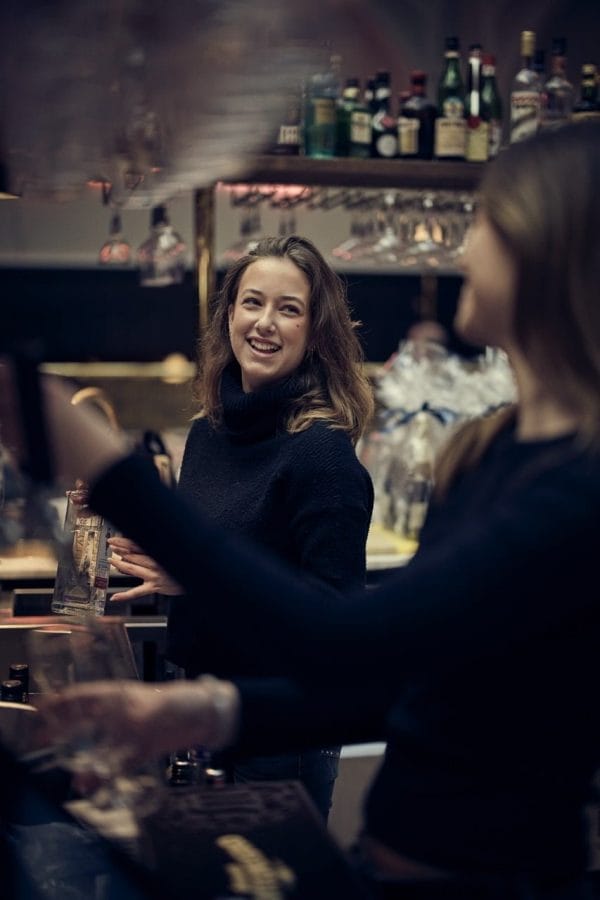 Elev i en bar som skakar en drink