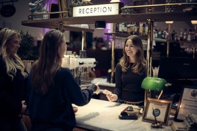 Elev i en hotellreception