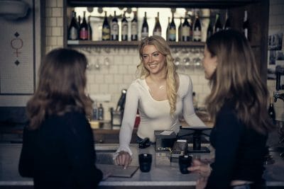 Elev tar betalt i en bar