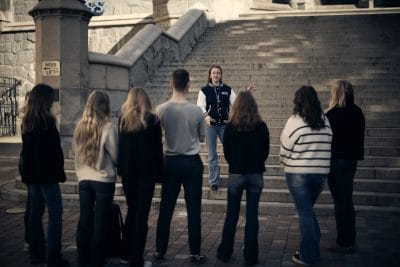 Elev håller en rundvandring för en grupp turister