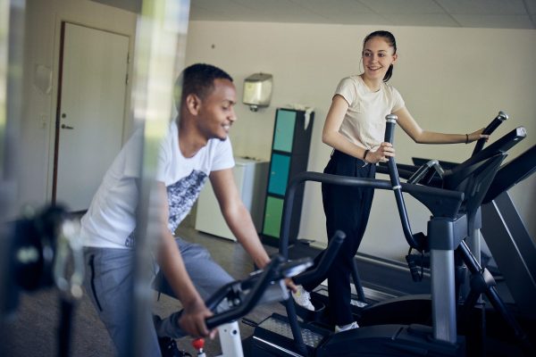 Elever tränar tillsammans i gymmet