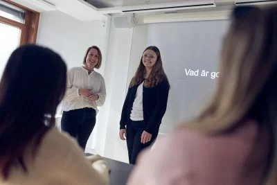 Lärare presenterar en ny elev för en klass