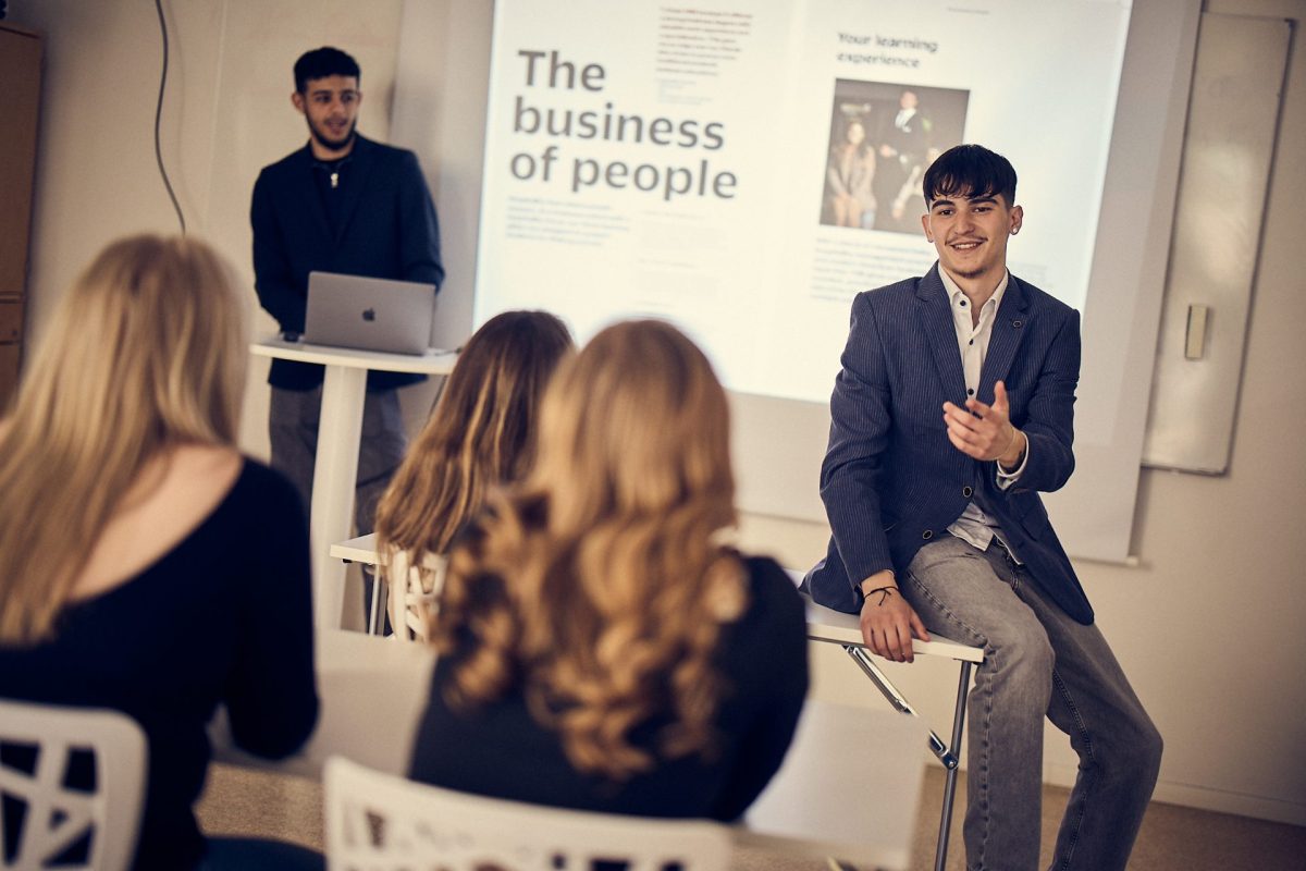 Elev föreläser i management