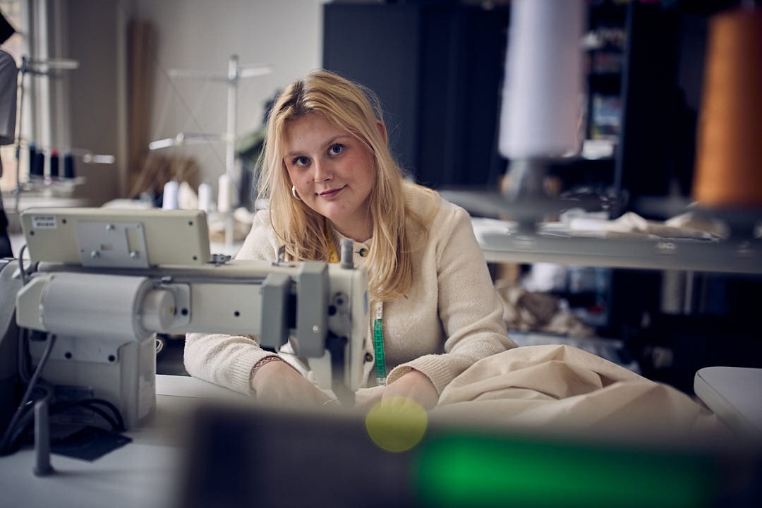 Elev med symaskin