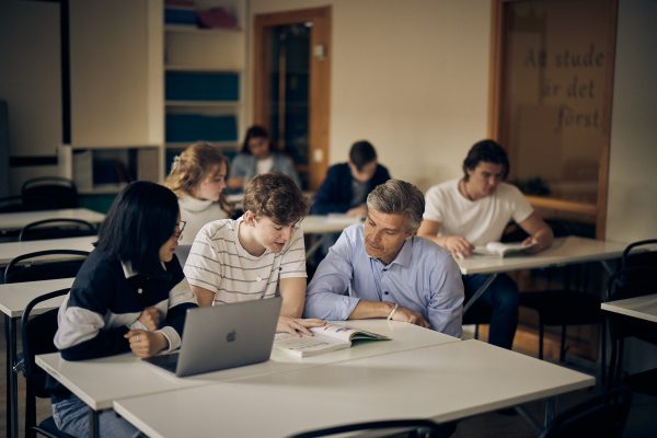 Lärare hjälper sina elever under en lektion