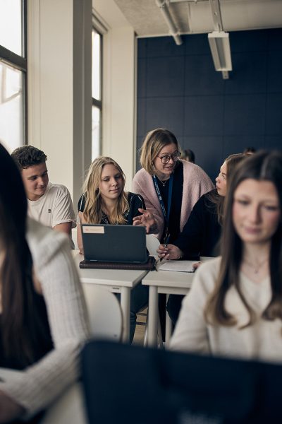 lärare med elever i ett klassrum