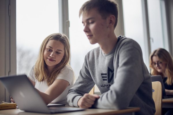 Två elever i ett klassrum