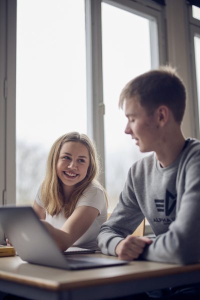 Två elever i ett klassrum