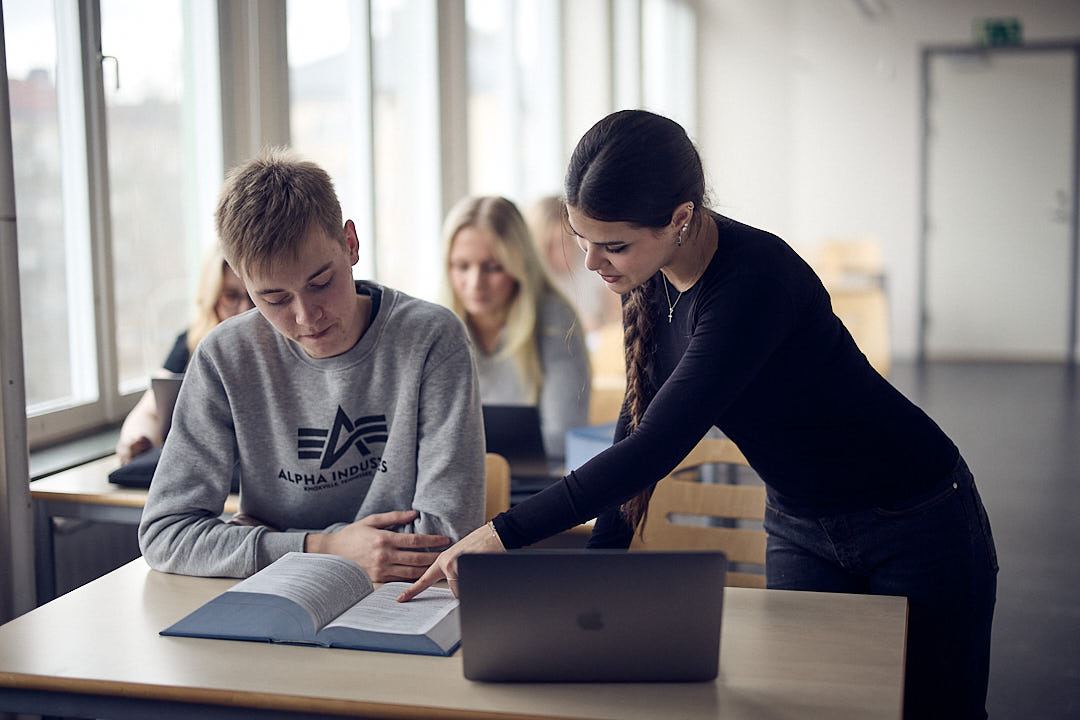 Två elever i ett klassrum