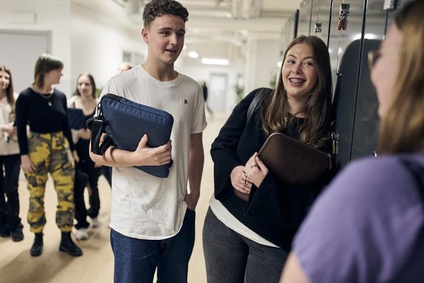 Elever står vid sina skåp