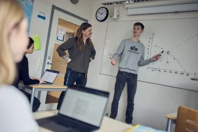 Lärare och elev i ett klassrum