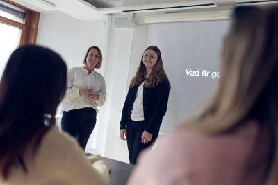 Lärare presenterar en ny elev för en klass
