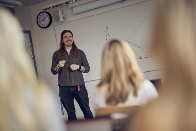 Lärare undervisar framme vid tavlan