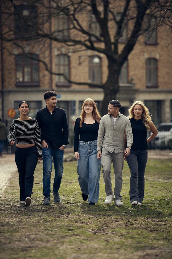 Elever ute i en park