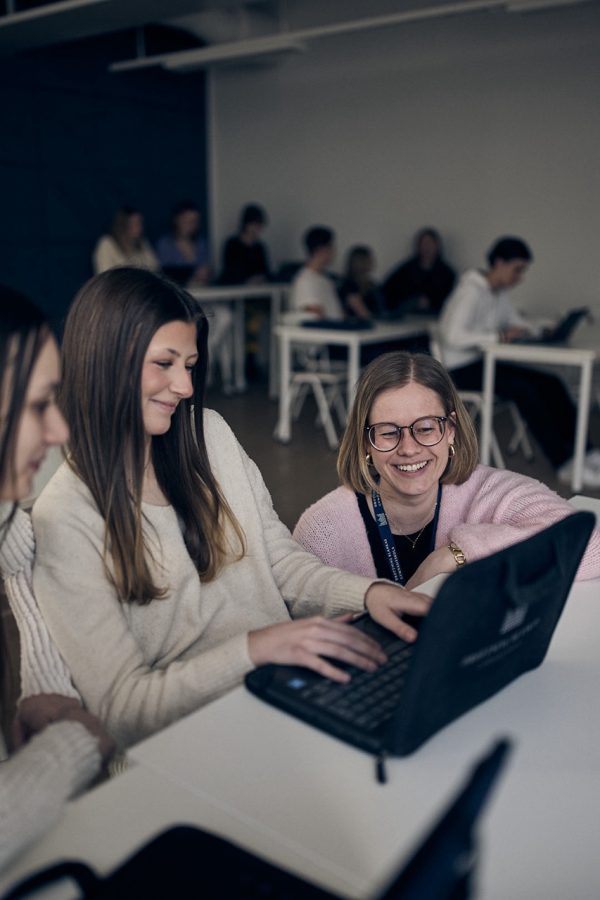 Lärare och elever i ett klassrum